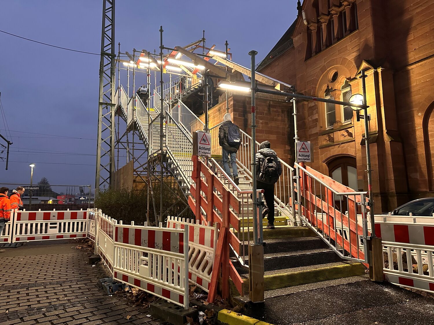 Die provisorische Fußgängerbrücke verbindet nun Bahnhofgebäudeseite und Mittelbahnsteig.