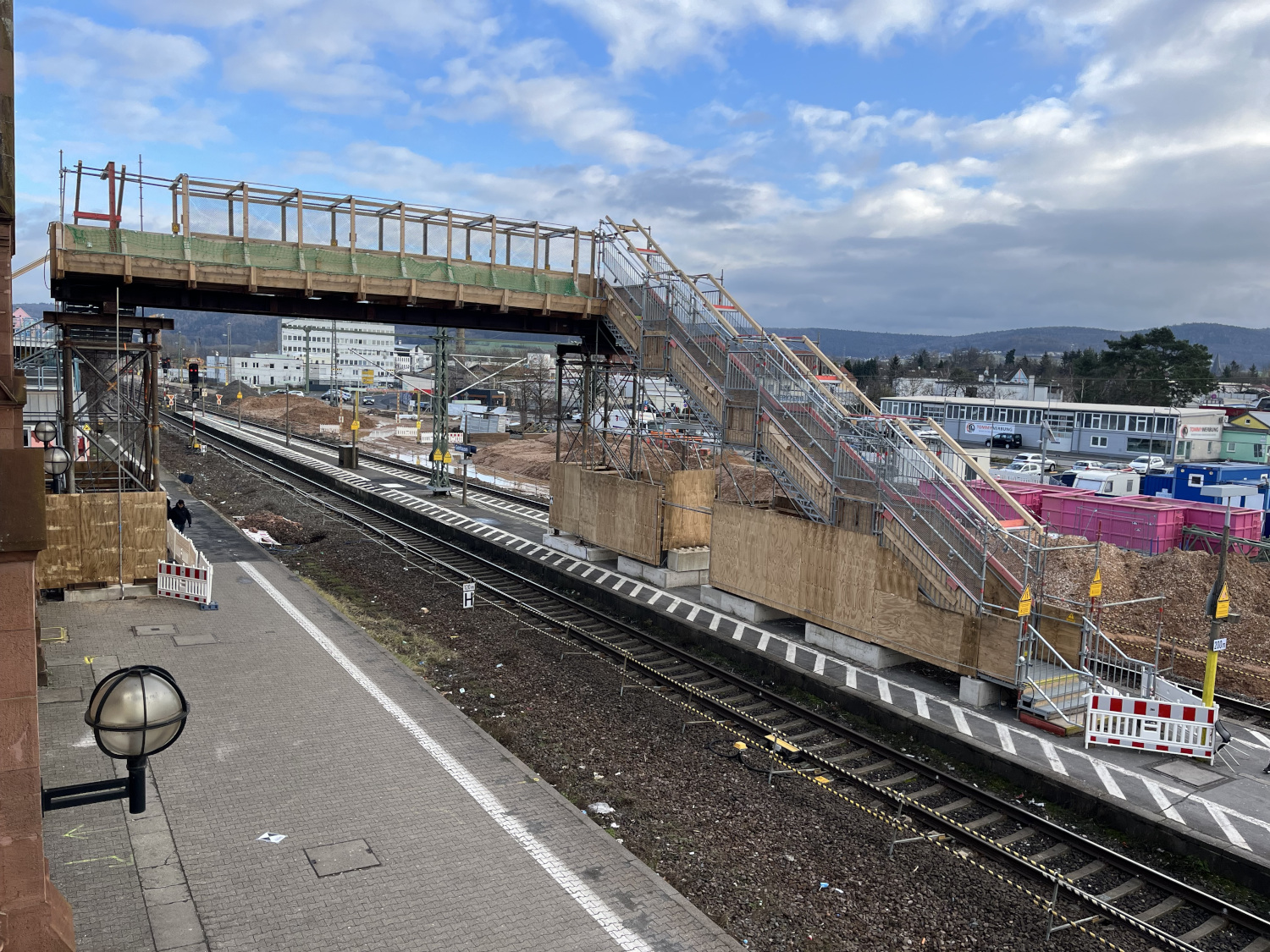 Die provisorische Fußgängerbrücke verbindet nun Bahnhofgebäudeseite und Mittelbahnsteig.